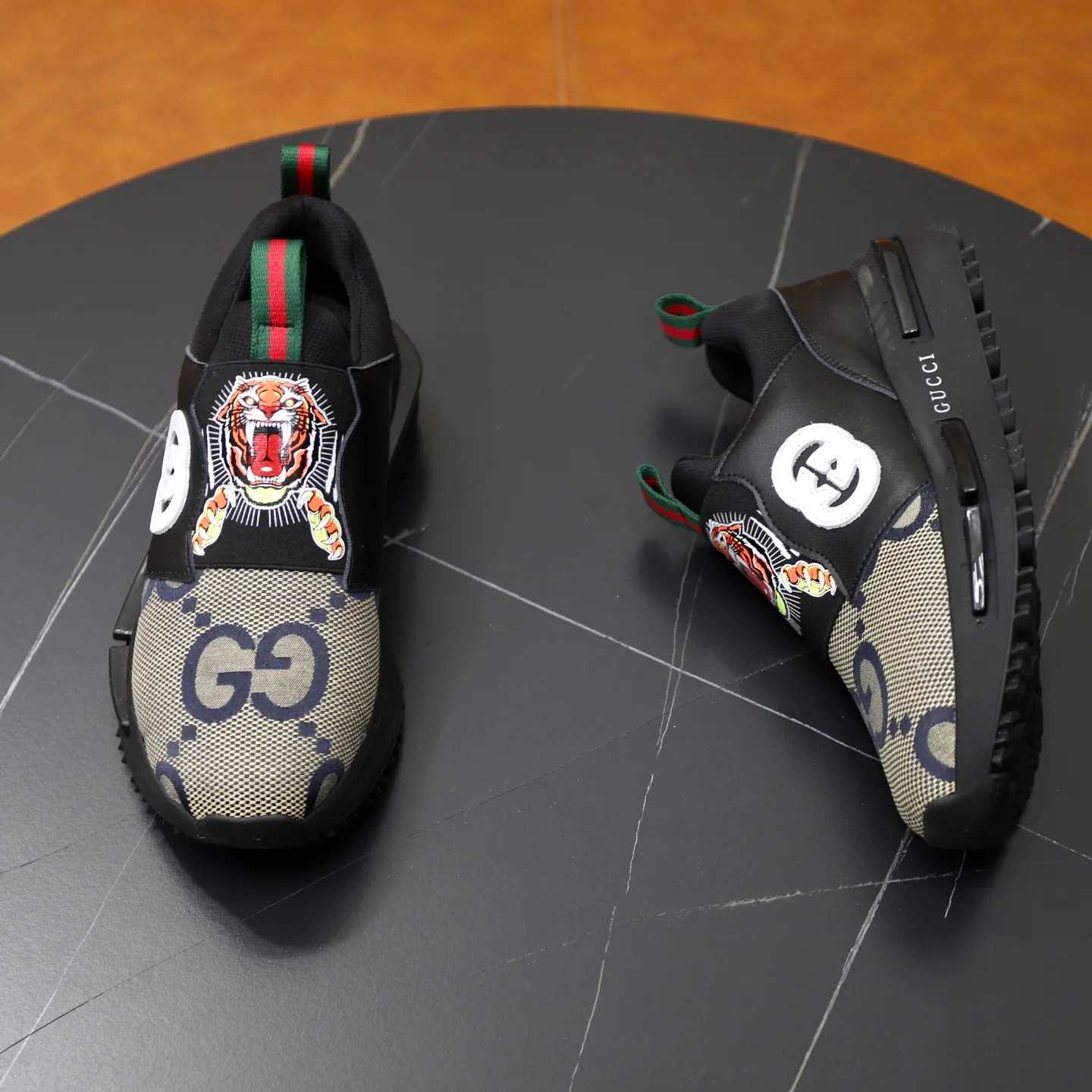 Ex-factory price: 462💰🙅‍♂️🙅‍♂️🙅‍♂️ Brand: GUCCI Standard code: 38-44 (45 customized) Grade: Same as the official website Material: Original cowhide material spliced with brand cloth Comfortable and breathable lining Lightweight and wear-resistant sports outsole Style category: Men's fashionable casual shoes Running sports shoes Distinguished luxury brand elements Top luxury color: actual picture color